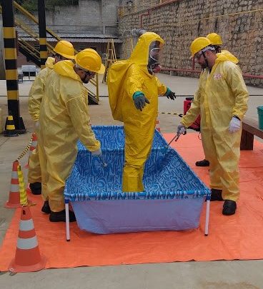 Treinamento de emergência química: Demonstração de Treinamento etapa descontaminação química de socorrista.