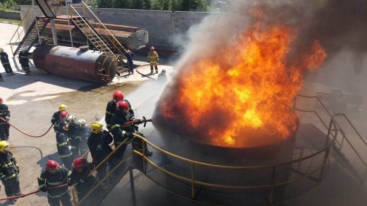 Demonstração do Treinamento avançado em incêndio em tanque Maracanã em desnível,  OBS: Com uso de líquido inflamável.