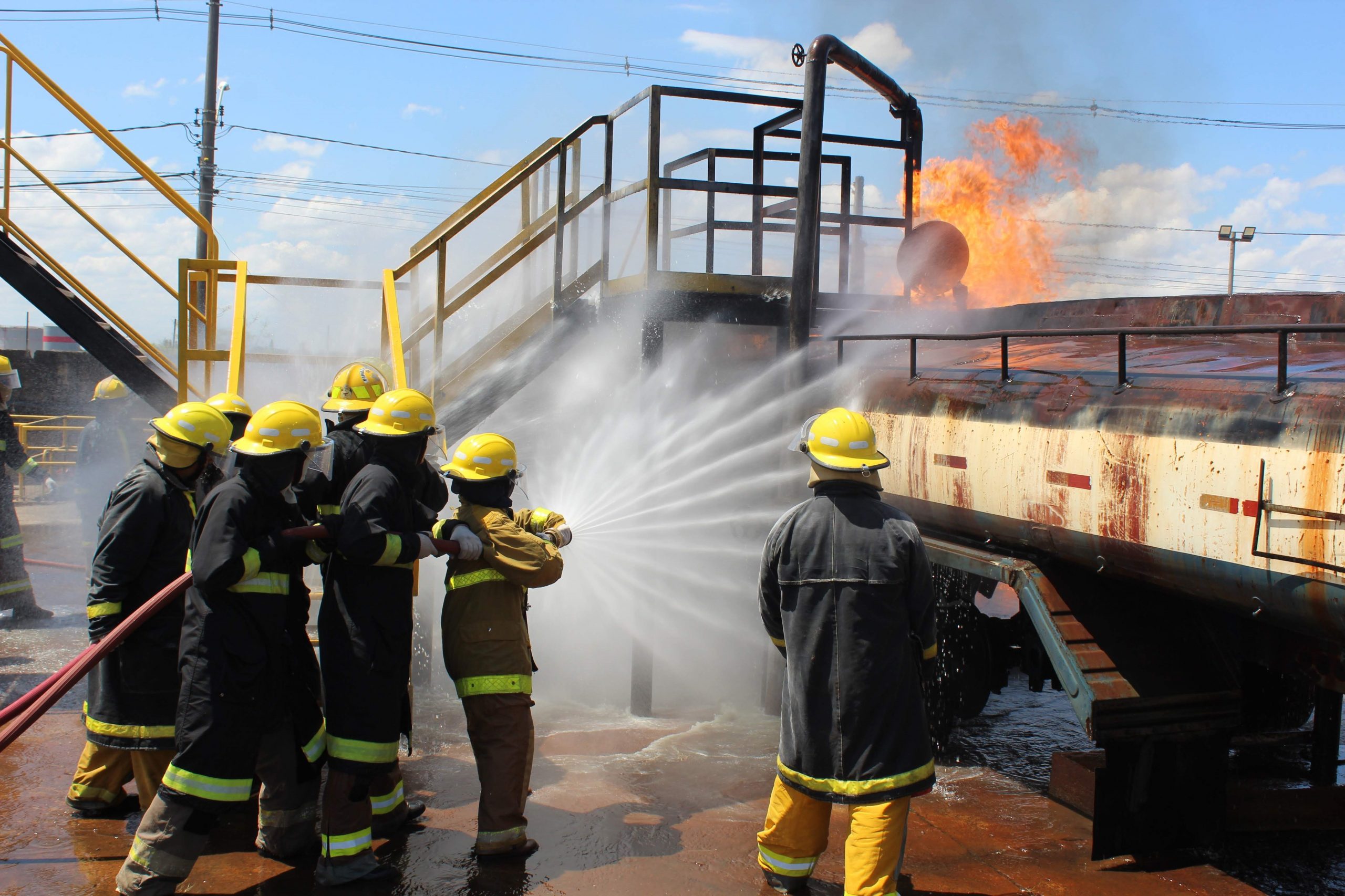 Cenário de Carreta para simulação com vazamento de Combustível Líquido. Cenário com aplicação de habilidades avançadas no combate e propagação do incêndio.