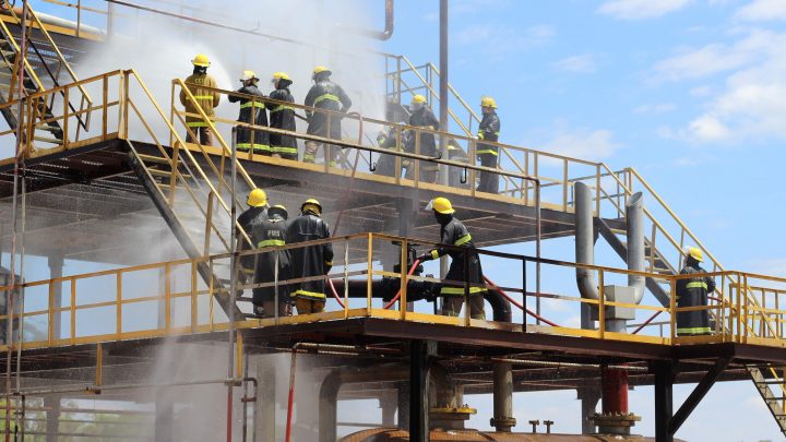 Cenário de Unidade de Processo construída com três níveis de complexidade para treinamentos avançados para combate a incêndio, vazamento de gás e de Resgate.